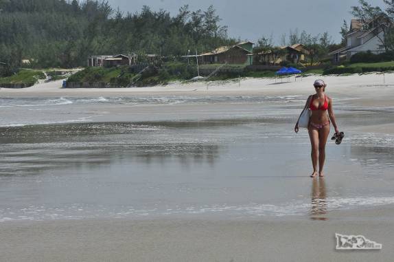 Caminhando na praia da Ferrugem, Garopaba, no litoral sul de Santa Catarina